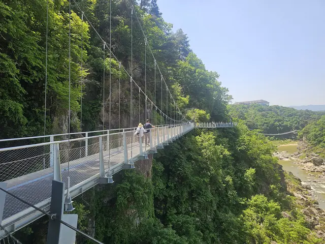 The cliffside walkway above the Hantan River
