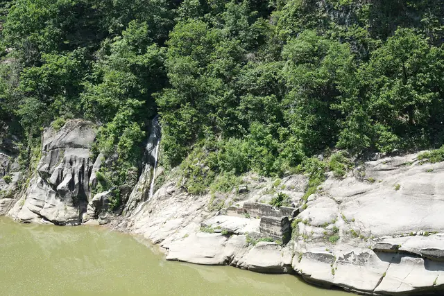 Layered rock at the edge of the Hantan River